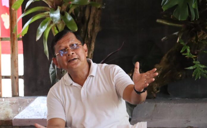 Bupati Buleleng I Nyoman Sutjidra berdiskusi bersama mahasiswa di Bichito Cafe