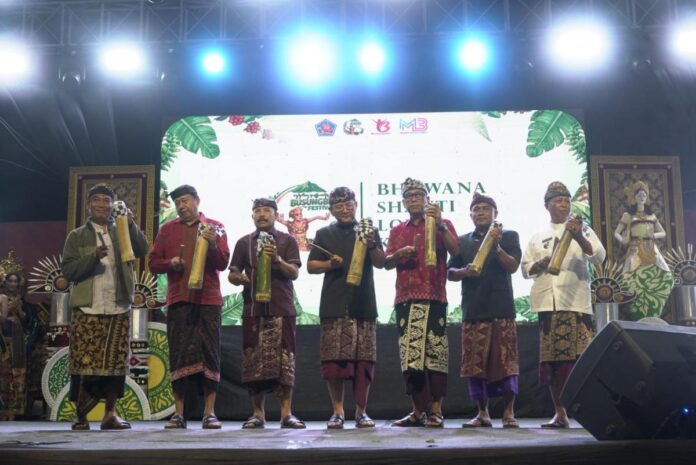 Bupati Buleleng I Nyoman Sutjidra membuka Busungbiu Festival 2026 di Lapangan Busungbiu