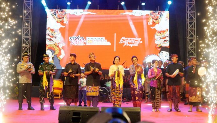 Bupati Buleleng I Nyoman Sutjidra membuka Singa Kren Festival 2026 di kawasan Pelabuhan Tua Buleleng.
