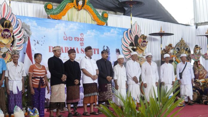 Bupati Buleleng I Nyoman Sutjidra menghadiri kegiatan Dharma Santi di Desa Adat Gerokgak.
