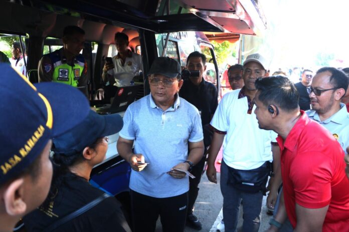 Bupati Buleleng Nyoman Sutjidra meresmikan Mobil Samsat Keliling di arena Car Free Day Singaraja