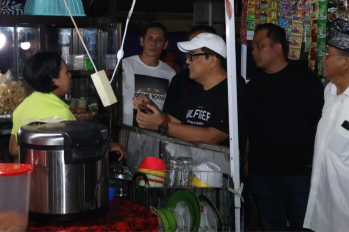 Bupati Tabanan I Komang Gede Sanjaya meninjau lokasi relokasi sementara Pasar Senggol Tabanan di kawasan Gedung Kesenian I Ketut Marya