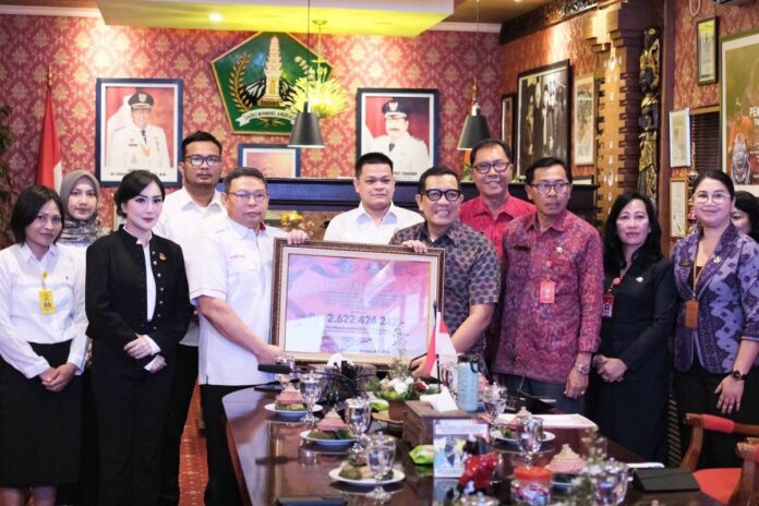 Bupati Tabanan menyerahkan penghargaan kepada Kejaksaan Negeri Tabanan atas capaian pemulihan keuangan daerah Tahun 2025-2026