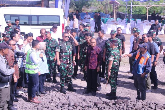 Gubernur Bali Wayan Koster bersama KSAD Maruli Simanjuntak meninjau proses pematangan lahan proyek PSEL di Pesanggaran Denpasar Selatan