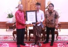Koster dan Giri Prasta Apresiasi Kreativitas Generasi Muda Bali Lewat Ogoh-Ogoh Terfavorit Gubernur Bali Wayan Koster dan Wakil Gubernur Nyoman Giri Prasta menyerahkan penghargaan Ogoh-ogoh Terfavorit di Jayasabha Denpasar