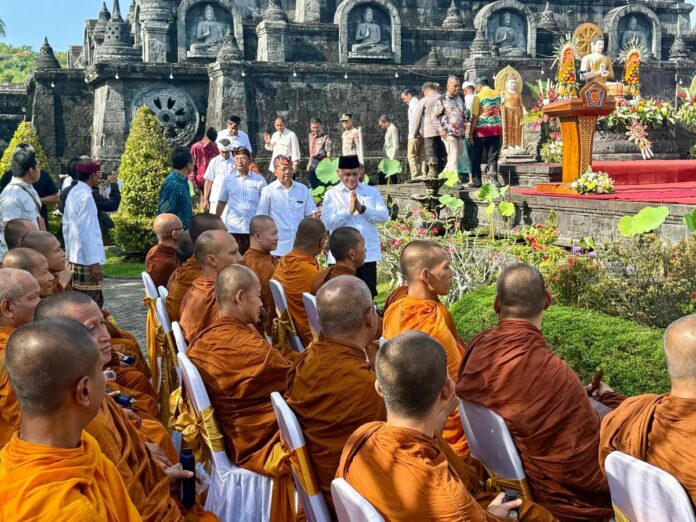 Gubernur Bali Wayan Koster melepas perjalanan suci para bhikkhu Asia Tenggara menuju Borobudur