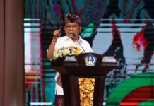 Koster Ultimatum Hotel dan Restoran Bali: Tak Kelola Sampah, Izin Bisa Dibekukan Gubernur Bali Wayan Koster memberikan arahan dalam sosialisasi pengelolaan sampah sektor Horeka di Badung