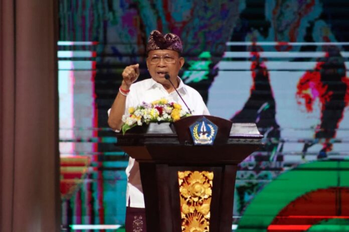 Gubernur Bali Wayan Koster memberikan arahan dalam sosialisasi pengelolaan sampah sektor Horeka di Badung