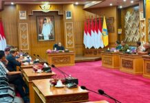 Koster Percepat Elektrifikasi Taksi Ramah Lingkungan Bali Gubernur Bali Wayan Koster memimpin rapat koordinasi elektrifikasi taksi bersama pelaku usaha transportasi
