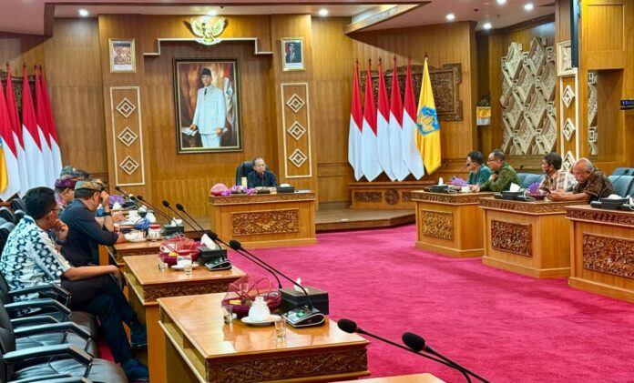 Gubernur Bali Wayan Koster memimpin rapat koordinasi elektrifikasi taksi bersama pelaku usaha transportasi