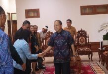 Koster Dorong Bali Jadi Pusat MICE Dunia Berbasis Budaya dan UMKM Lokal Gubernur Bali Wayan Koster menerima audiensi Bali Convention and Exhibition Bureau di Jayasabha Denpasar