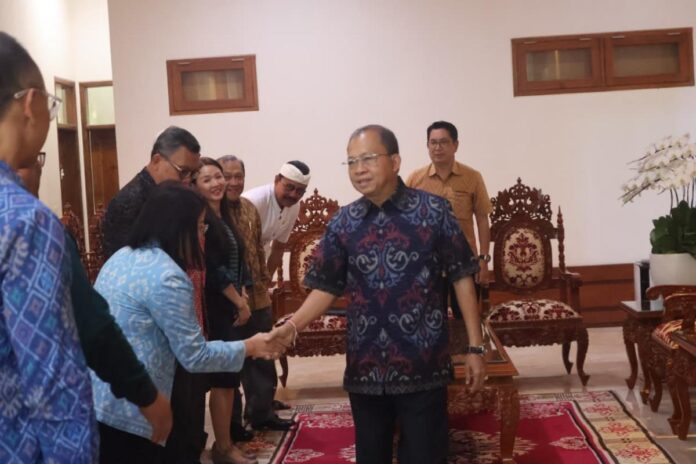 Gubernur Bali Wayan Koster menerima audiensi Bali Convention and Exhibition Bureau di Jayasabha Denpasar