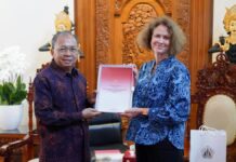 World Bank Soroti Lima Tantangan Utama Bali, Koster Tegaskan Fokus Pembangunan Berkelanjutan Gubernur Bali Wayan Koster menerima kunjungan World Bank membahas pembangunan berkelanjutan Bali di Jaya Sabha Denpasar