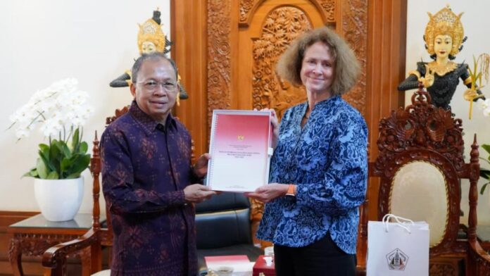 Gubernur Bali Wayan Koster menerima kunjungan World Bank membahas pembangunan berkelanjutan Bali di Jaya Sabha Denpasar