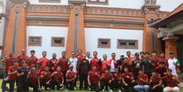 Gubernur Bali Wayan Koster menerima pemain dan ofisial PS Badung di Jayasabha Denpasar menjelang putaran nasional Liga 4.