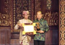 Gubernur Koster Raih Tribun Bali Award 2026, Tata Kelola Ekonomi Daerah Terbaik Gubernur Bali Wayan Koster menerima penghargaan Tribun Bali Award 2026 kategori Tata Kelola Ekonomi Daerah Terbaik