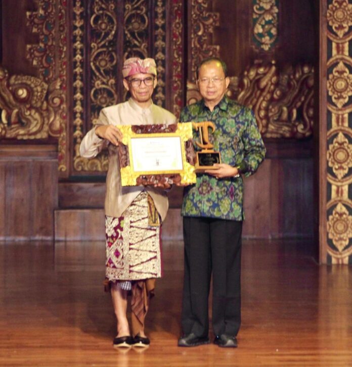 Gubernur Bali Wayan Koster menerima penghargaan Tribun Bali Award 2026 kategori Tata Kelola Ekonomi Daerah Terbaik