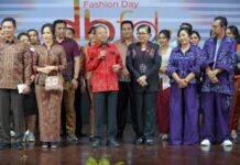 Koster Puji ASN yang Ramaikan Dekranasda Bali Fashion Day, BPBD Provinsi Bali Curi Perhatian Gubernur Bali Wayan Koster menghadiri Dekranasda Bali Fashion Day Sesi 4 Tahun 2026 di Gedung Ksirarnawa Art Center Denpasar