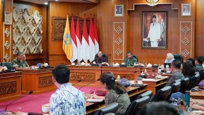 Gubernur Bali Wayan Koster menjelaskan pembangunan proyek PSEL Bali untuk penanganan sampah Denpasar dan Badung
