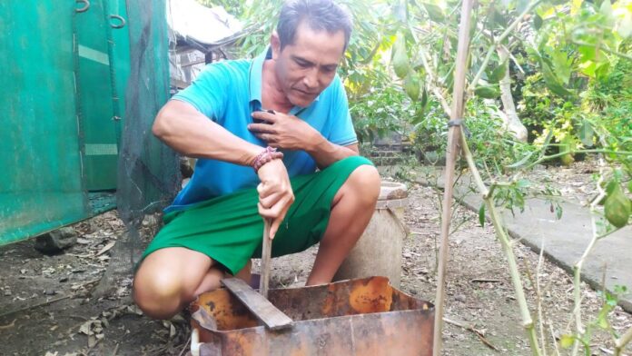 I Ketut Widastra menunjukkan pengelolaan sampah organik di rumahnya di Desa Bengkel Tabanan