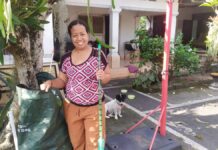 Warga Desa Bengkel Terbiasa Pilah Sampah dari Rumah Ibu Wulan Warga Desa Bengkel memilah sampah rumah tangga organik dan anorganik untuk mendukung lingkungan bersih dan pengelolaan sampah berbasis sumber