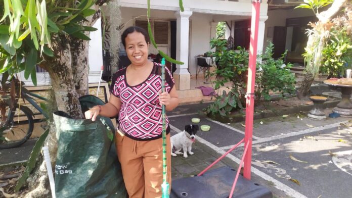 Ibu Wulan Warga Desa Bengkel memilah sampah rumah tangga organik dan anorganik untuk mendukung lingkungan bersih dan pengelolaan sampah berbasis sumber