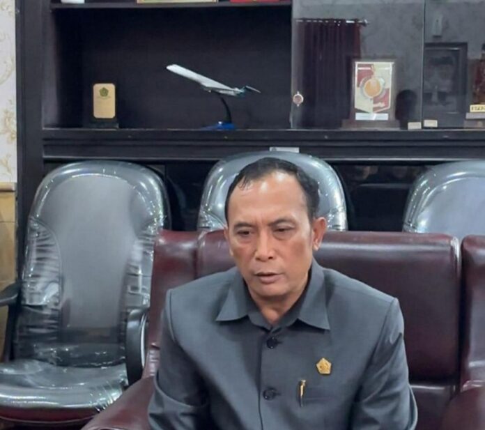 Ketua DPRD Tabanan I Nyoman Arnawa memberikan keterangan usai rapat paripurna DPRD Tabanan