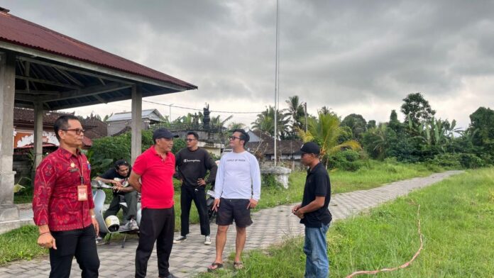 Ketua DPRD Tabanan I Nyoman Arnawa meninjau kondisi Lapangan Umum Penebel yang mengalami kerusakan dan minim perawatan