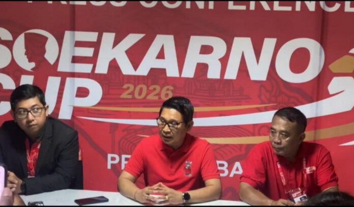Ketua Panitia Liga Kampung Soekarno Cup III Bali I Wayan Adi Arnawa memberikan keterangan pers di Stadion Ngurah Rai Denpasar