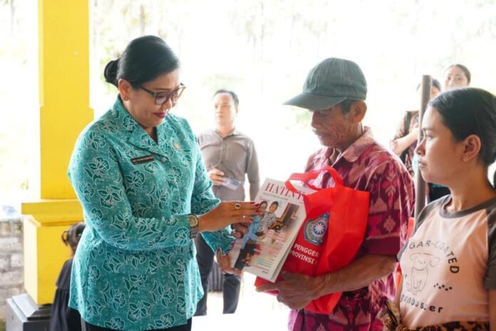 Ketua TP PKK Bali Ny. Putri Koster menyerahkan bantuan sosial kepada masyarakat di Karangasem.