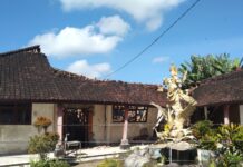 Gedung SDN 3 Sembung Gede Ambruk, Siswa Jalani Belajar Daring Kondisi gedung SDN 3 Sembung Gede di Kerambitan Tabanan yang ambruk sehingga siswa harus belajar daring