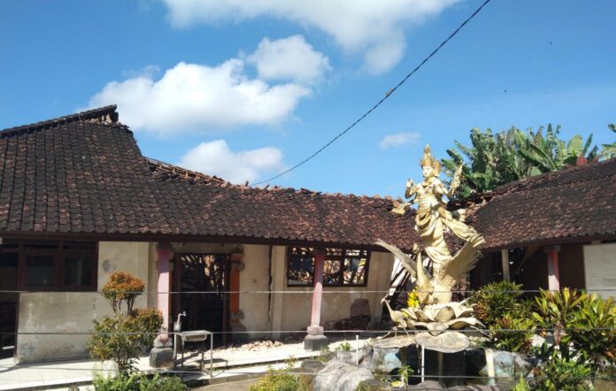 Kondisi gedung SDN 3 Sembung Gede di Kerambitan Tabanan yang ambruk sehingga siswa harus belajar daring