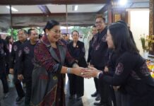 Putri Koster: Endek Bali Terancam Jika Generasi Muda Enggan Menenun Ny. Putri Suastini Koster membuka Dekranasda Bali Fashion Day dan mengingatkan pentingnya menjaga keberlangsungan tenun endek Bali
