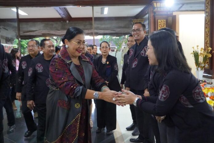 Ny. Putri Suastini Koster membuka Dekranasda Bali Fashion Day dan mengingatkan pentingnya menjaga keberlangsungan tenun endek Bali