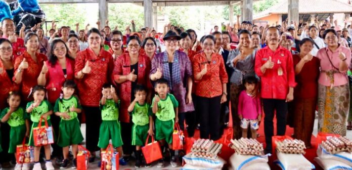 Ny. Rai Wahyuni Sanjaya menyerahkan bantuan sosial kepada masyarakat di Selemadeg