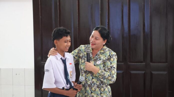 Ny. Seniasih Giri Prasta saat memberikan sosialisasi pencegahan kekerasan terhadap anak di SMPN 5 Amlapura