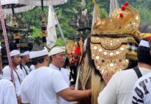 Pura Luhur Batu Panes Gelar Piodalan Buda Kliwon Gumbreg Persiapan piodalan di Pura Luhur Batu Panes Desa Mengesta Kecamatan Penebel Tabanan.