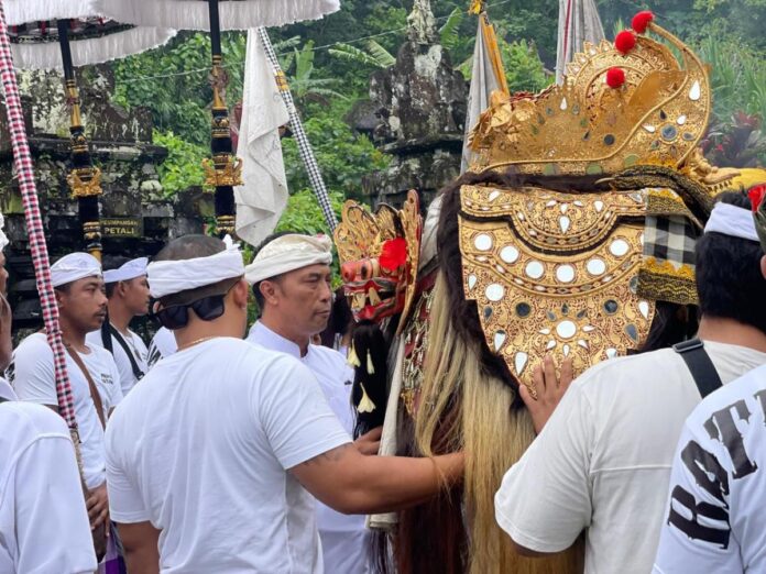 Persiapan piodalan di Pura Luhur Batu Panes Desa Mengesta Kecamatan Penebel Tabanan.