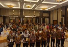 Bali Raih Peringkat Kedua Indeks Demokrasi Indonesia 2025 Tingkat Nasional Perwakilan Pemerintah Provinsi Bali menerima penghargaan Indeks Demokrasi Indonesia 2025 di Semarang