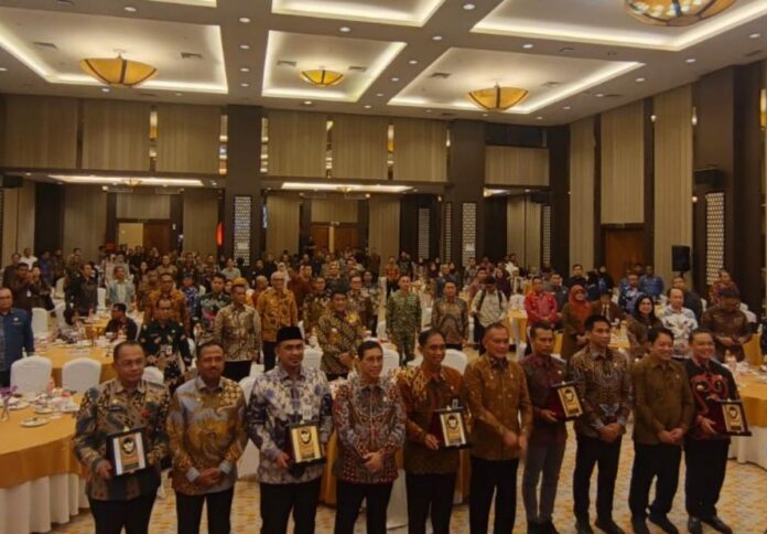 Perwakilan Pemerintah Provinsi Bali menerima penghargaan Indeks Demokrasi Indonesia 2025 di Semarang
