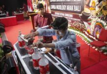 Generasi Muda Bali Adu Kreativitas di Audisi Lomba Mixologi Arak Bali Peserta audisi Lomba Mixologi Arak Bali menampilkan kreasi minuman berbahan arak Bali