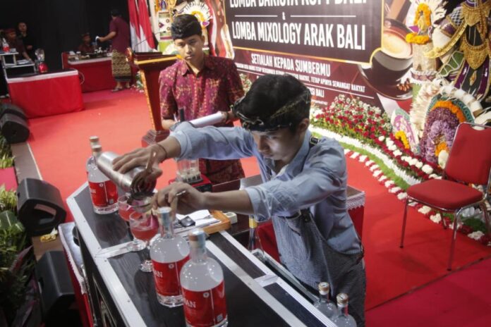 Peserta audisi Lomba Mixologi Arak Bali menampilkan kreasi minuman berbahan arak Bali