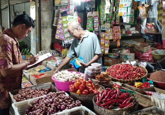 Petugas Dinas Ketahanan Pangan Tabanan memantau harga sembako di pasar tradisional menjelang Idul Adha dan Tumpek Bubuh