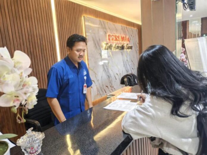 Petugas Perumda TAB Tabanan memberikan informasi Gebyar Sambungan Air Minum Murah