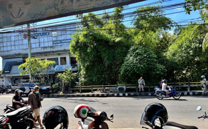Petugas Satpol PP Tabanan berjaga di lokasi bekas TPS liar di Jalan Pahlawan untuk mengawasi warga yang membuang sampah