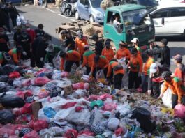 Tabanan Gelar Resik Sampah Ngayah Ring Pertiwi Serentak Petugas dan jajaran Pemkab Tabanan melakukan gerakan Resik Sampah massal di ruas jalan Kota Tabanan
