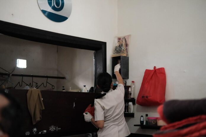 Petugas gabungan melakukan razia dan tes urine di Lapas Kelas IIB Tabanan