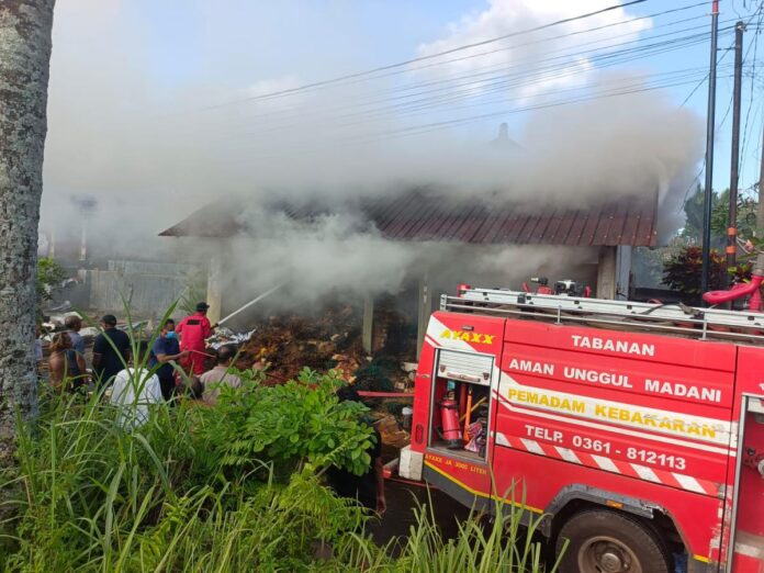 Petugas pemadam kebakaran dan warga memadamkan kobaran api yang melalap gudang penyimpanan dupa di Banjar Dinas Kalibalang, Desa Payangan, Kecamatan Marga, Kabupaten Tabanan