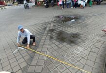 186 Pedagang Pasar Senggol Tabanan Direlokasi Demi Penataan Jalan Gajah Mada Petugas saat membuat blok di seputaran Gedung Kesenian I Ketut Maria