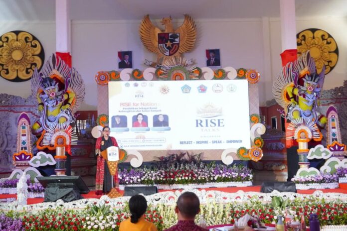 Putri Koster menjadi pembicara dalam kegiatan RISE Talks Singaraja di Buleleng.